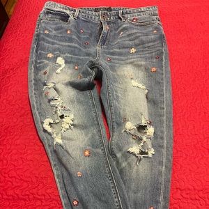Jeans con flores bordadas